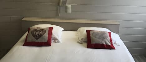 Habitación doble | Ropa de cama de alta calidad y escritorio