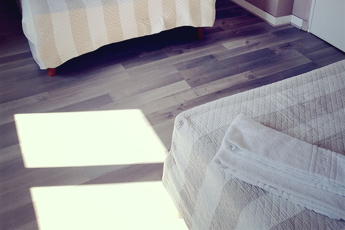 Driepersoonskamer | Luxe beddengoed, een bureau, een strijkplank/strijkijzer, babybedden