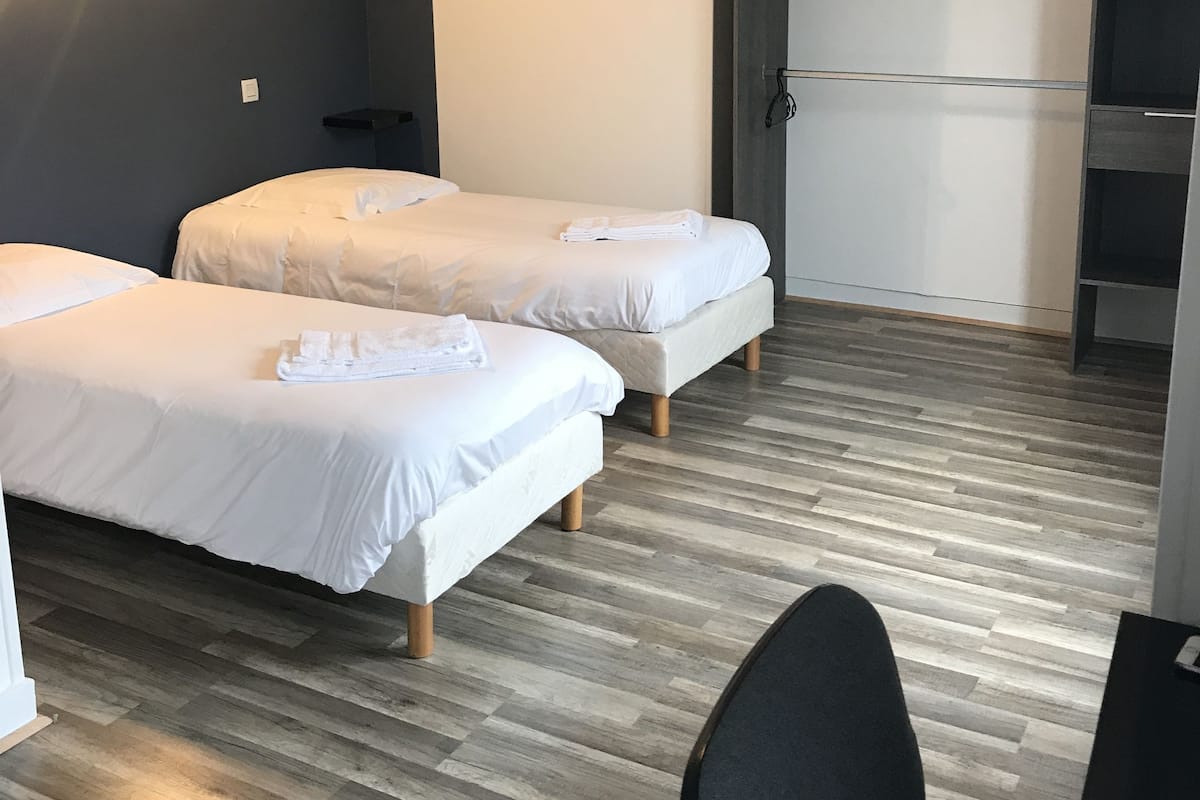Luxe beddengoed, een bureau, een strijkplank/strijkijzer, babybedden