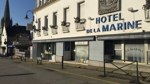 Un edificio con un letrero que dice 