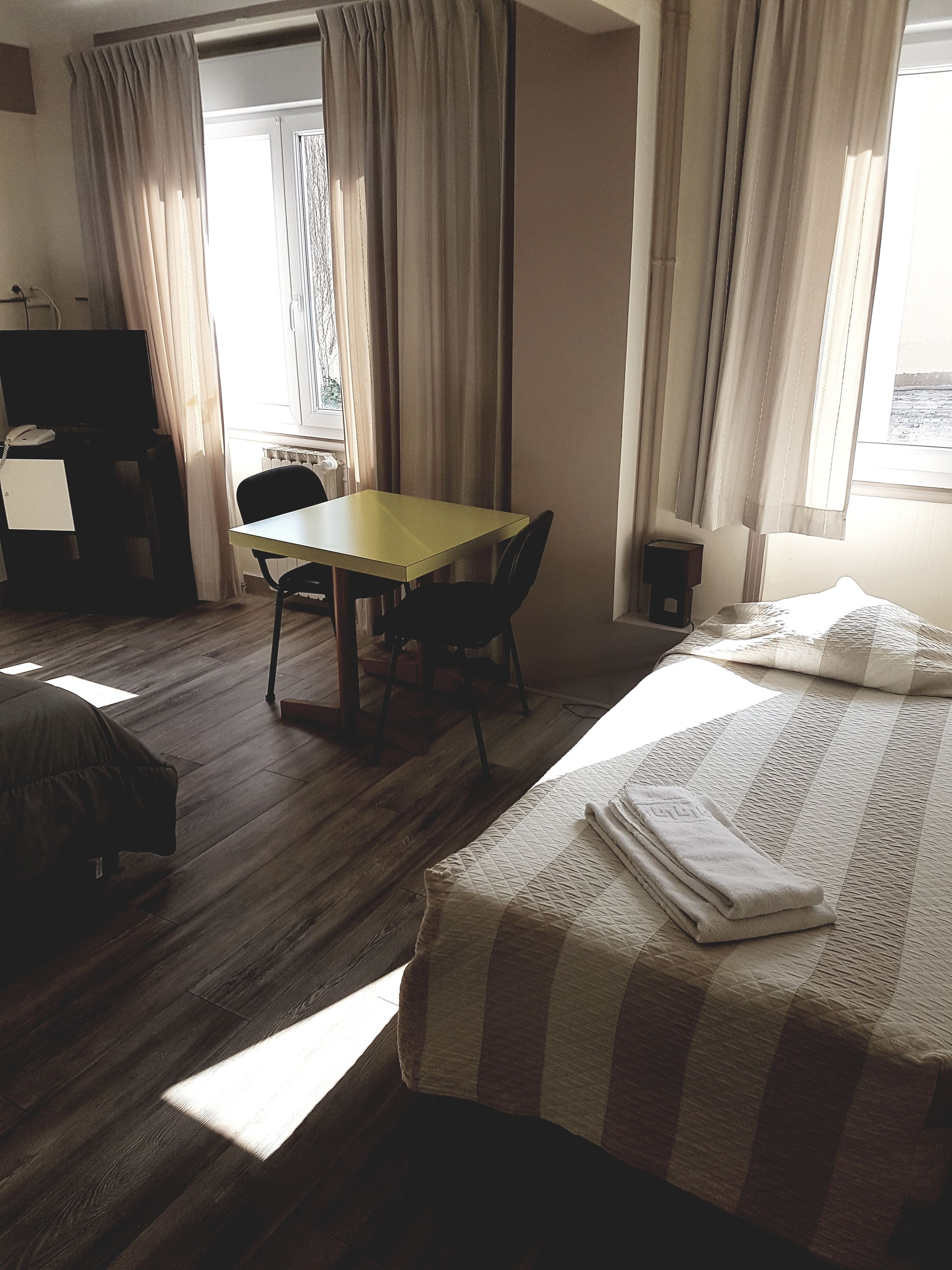 Biancheria da letto di alta qualità, una scrivania, ferro/asse da stiro