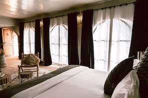 Panorama kamer | Luxe beddengoed, een kluis op de kamer, een strijkplank/strijkijzer