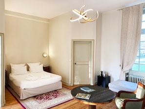 Quarto luxo | Frigobar, escrivaninha, Wi-Fi de cortesia, roupa de cama