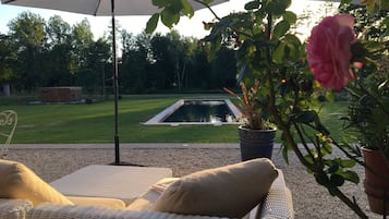 Piscine extérieure (ouverte en saison), parasols de plage