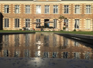 Een seizoensgebonden buitenzwembad en parasols bij het zwembad