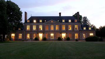 Framhlið gististaðar – að kvöld-/næturlagi