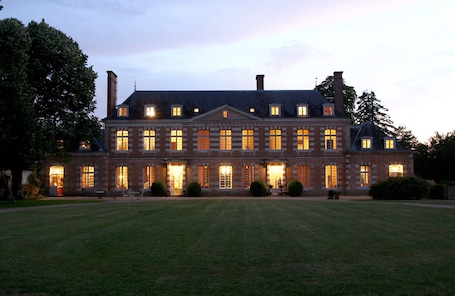 Fachada del alojamiento - Noche. Château de la Giraudière