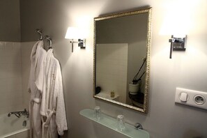 Bathroom - Château de la Giraudière (Villeny)