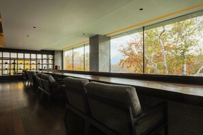 Kühlschrank, Espressomaschine, Wasserkocher mit Kaffee-/Teezubehör