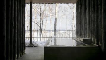 Free minibar items, in-room safe, free WiFi, bed sheets