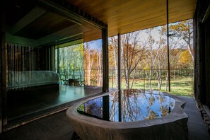 迷你吧贈品、房內夾萬、免費 Wi-Fi、床單