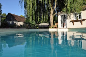 Ulkouima-allas, uima-allas vesiputouksella, aurinkotuoleja