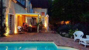 Ulkouima-allas, uima-allas vesiputouksella, aurinkotuoleja