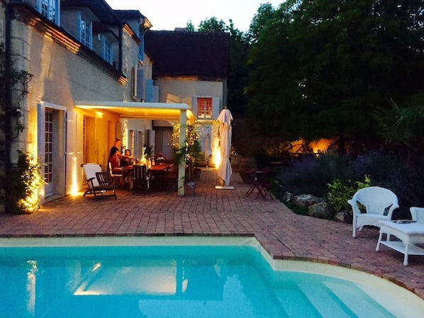 Ulkouima-allas, uima-allas vesiputouksella, aurinkotuoleja