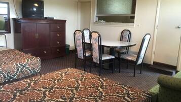 Apartment | Desk, rollaway beds, free WiFi, bed sheets