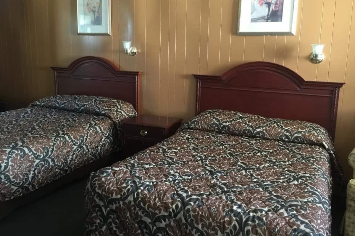 Quarto standard, 2 camas de casal, para fumantes | Escrivaninha, camas extras/dobráveis (sobretaxa), Wi-Fi de cortesia