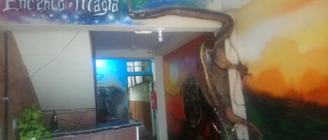 A reception area with a sign reading "Encanto e Magia".