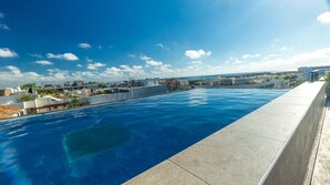 Ulkouima-allas, aurinkovarjoja, aurinkotuoleja