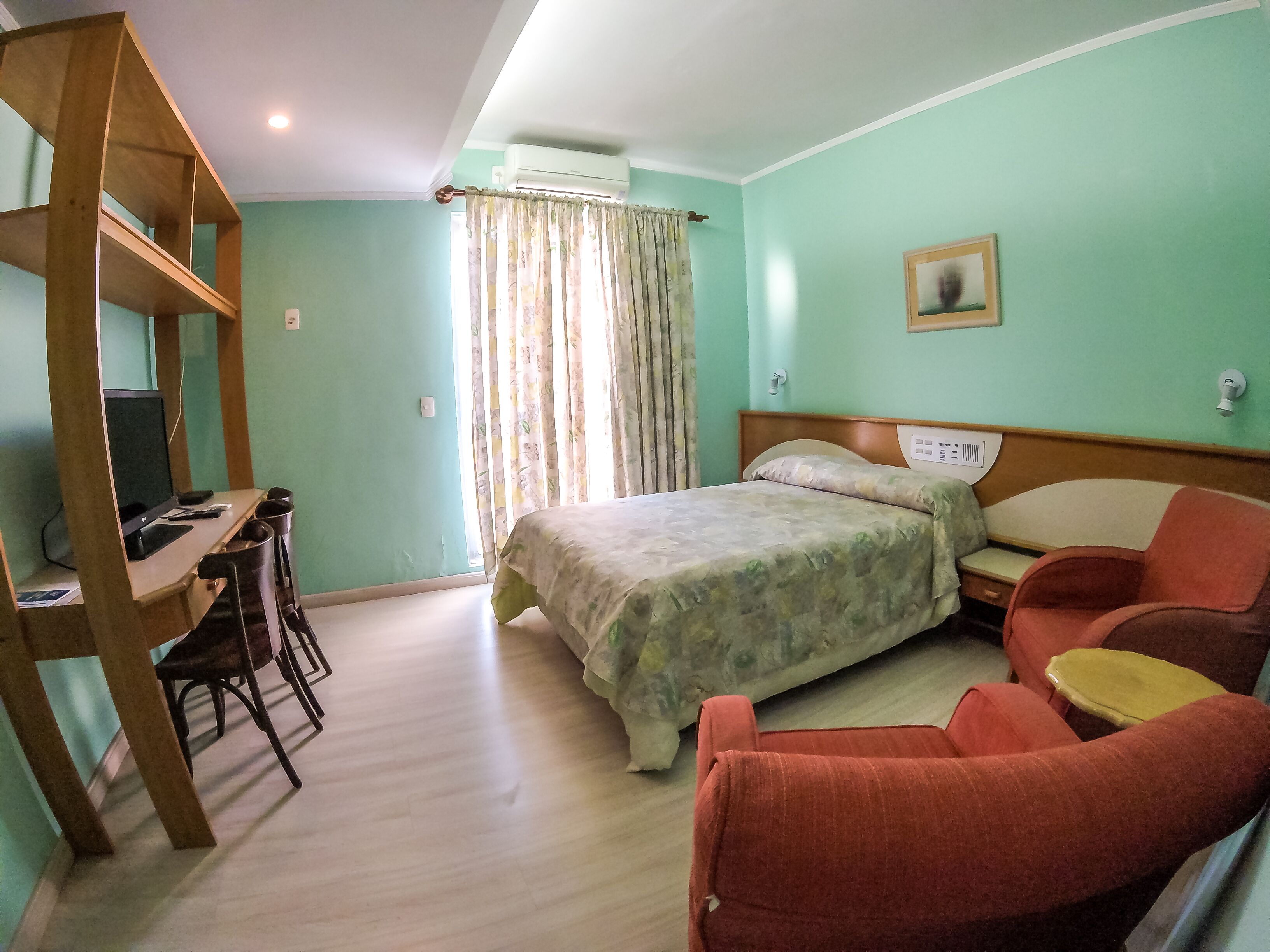 奢华双人房 | 办公桌、遮光窗帘、免费 WiFi、床单