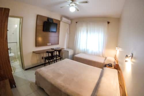 Quarto standard | Escrivaninha, cortinas blackout, Wi-Fi de cortesia, roupa de cama