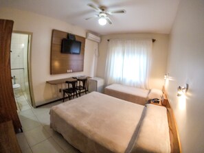 Standard Room | Desk, blackout curtains, free WiFi, bed sheets - Milão Hotel (Porto Alegre)