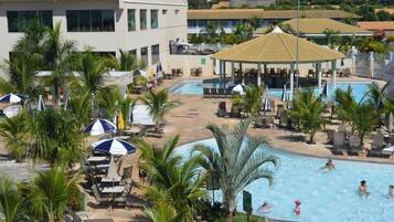 7 outdoor pools, pool umbrellas, sun loungers