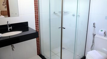 Ducha, artículos de tocador gratuitos, secador de pelo, toallas