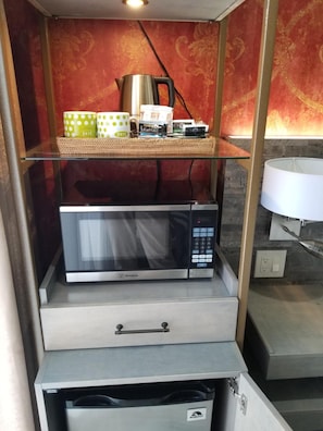 Premium Room, 1 King Bed | 1 bedroom, in-room safe, desk, blackout drapes