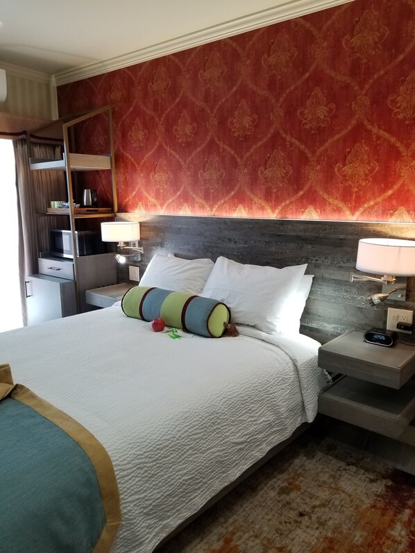 In-room safe, desk, blackout curtains, iron/ironing board - Sens Hotel & Vanne Bistro Berkeley (Berkeley)