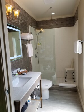 Een douche, gratis toiletartikelen, een haardroger, badjassen