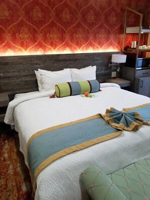 In-room safe, desk, blackout curtains, iron/ironing board - Sens Hotel & Vanne Bistro Berkeley (Berkeley)