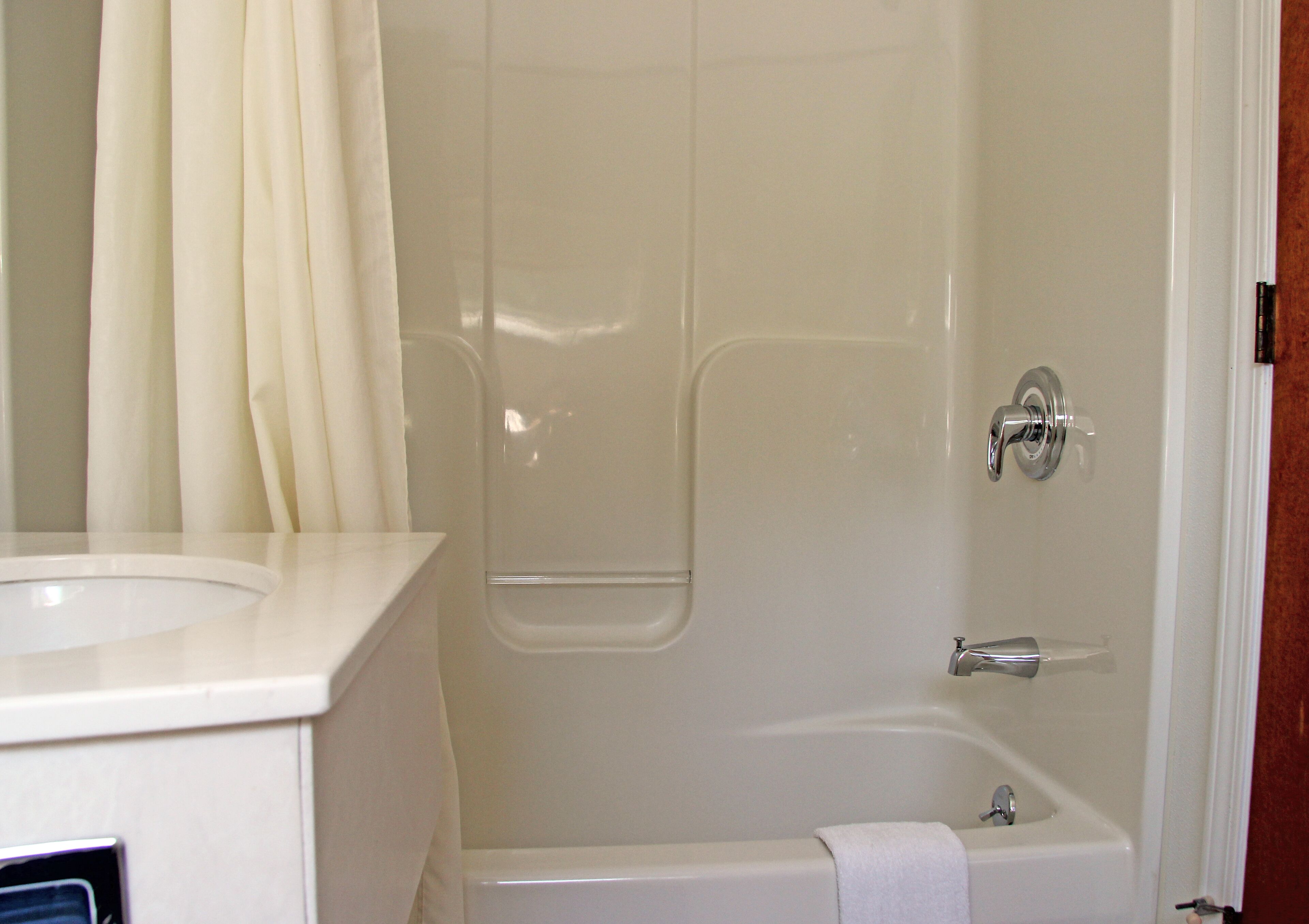 Combined shower/tub, free toiletries, towels
