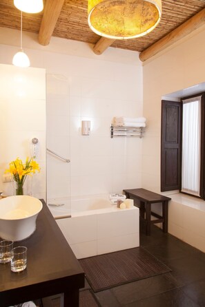 Superior Room | Bathroom | Combined shower/bathtub, free toiletries, hair dryer