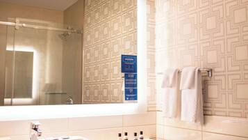 Pengering rambut dan handuk