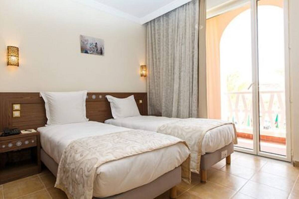 Deluxe Single Room | Minibar (free items), in-room safe, desk, blackout drapes