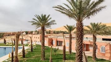 Piscine couverte, piscine extérieure, parasols de plage, chaises longues
