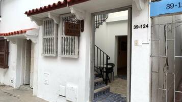 Bagian depan properti - sore/malam