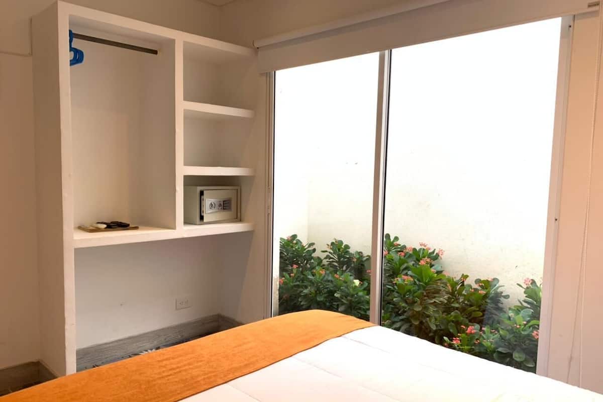 Premium bedding, in-room safe, individually decorated