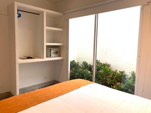 Premium bedding, in-room safe, individually decorated - Hotel Boutique Casa Serrezuela (Cartagena)