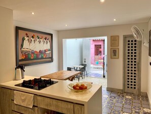 Full-size fridge, dishwasher, blender, cookware/dishes/utensils - Hotel Boutique Casa Serrezuela (Cartagena)