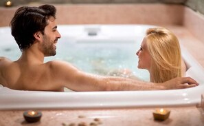 Outdoor spa tub - Hotel Boutique Casa Serrezuela (Cartagena)