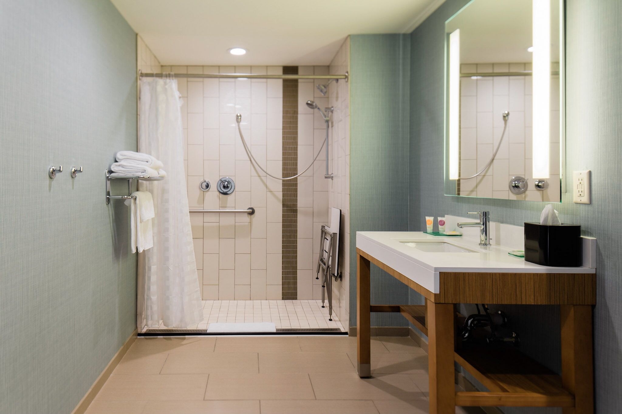 room, 1 bedroom | bathroom | combined shower/bathtub, designer toiletries, hair dryer, towels