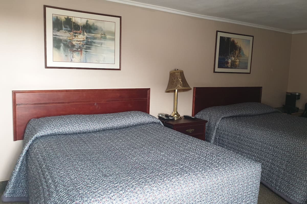Deluxe Double Room, 2 Double Beds | Free wired internet, bed sheets