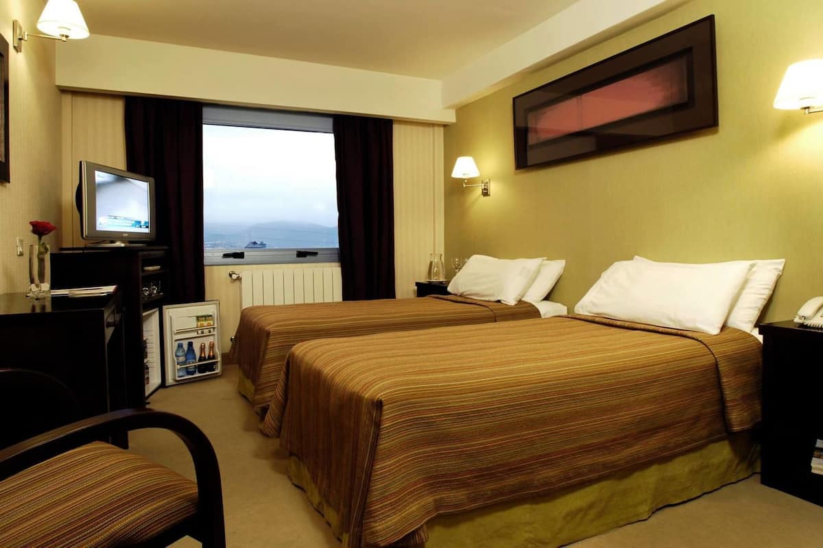 Minibar, caja de seguridad en la habitación y escritorio