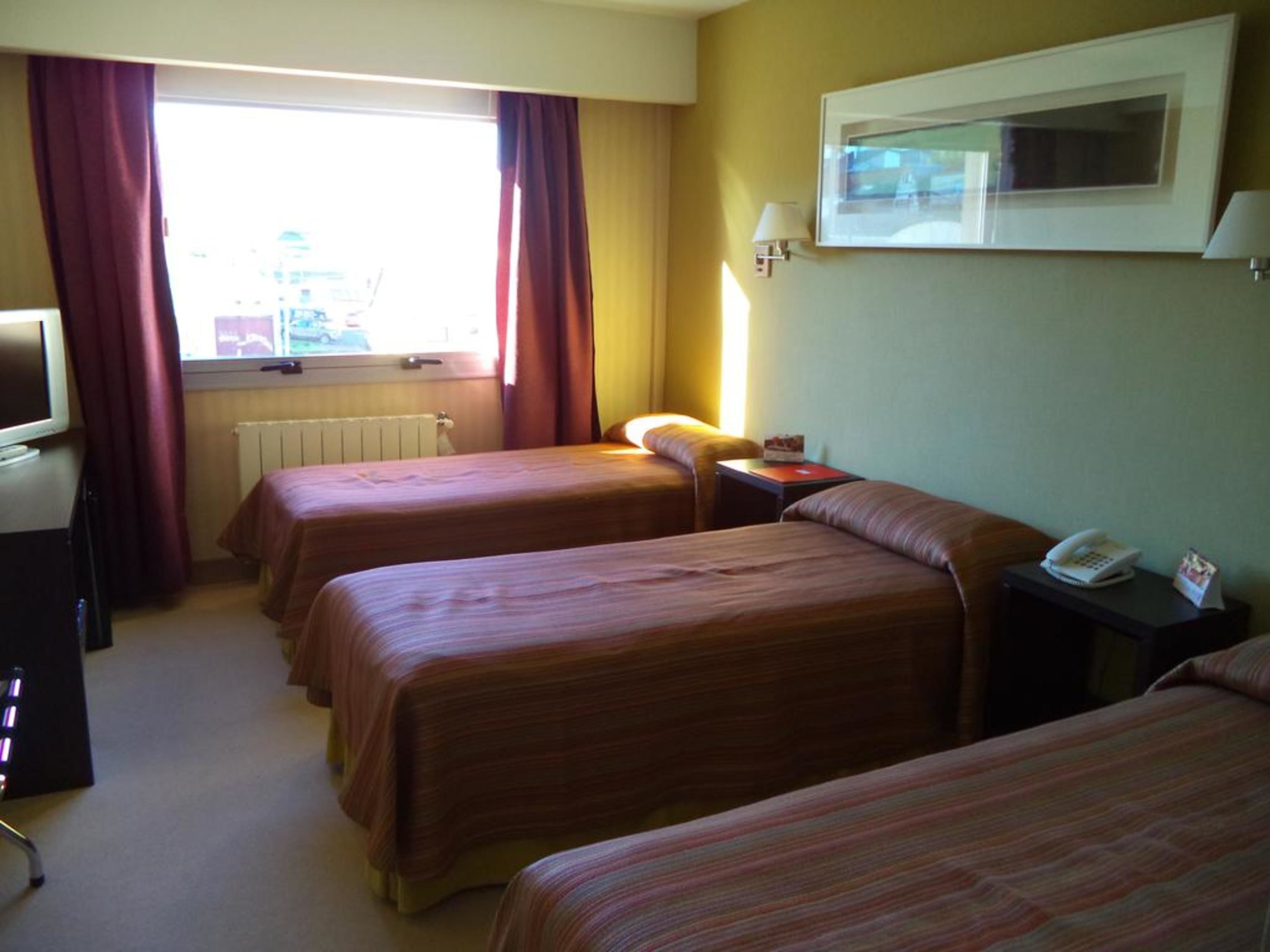 Minibar, caja de seguridad en la habitación y escritorio 