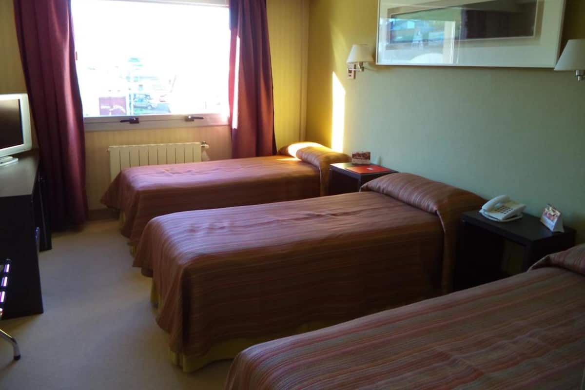 Minibar, caja de seguridad en la habitación y escritorio