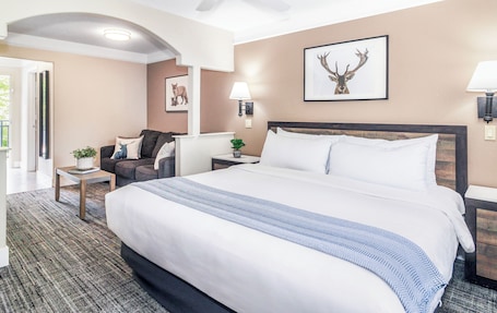 Deluxe Room, 1 King Bed | Premium bedding, desk, free WiFi, bed sheets