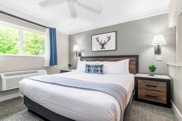 Superior Suite | Premium bedding, desk, free WiFi, bed sheets - Inn at Mount Shasta (Mount Shasta)