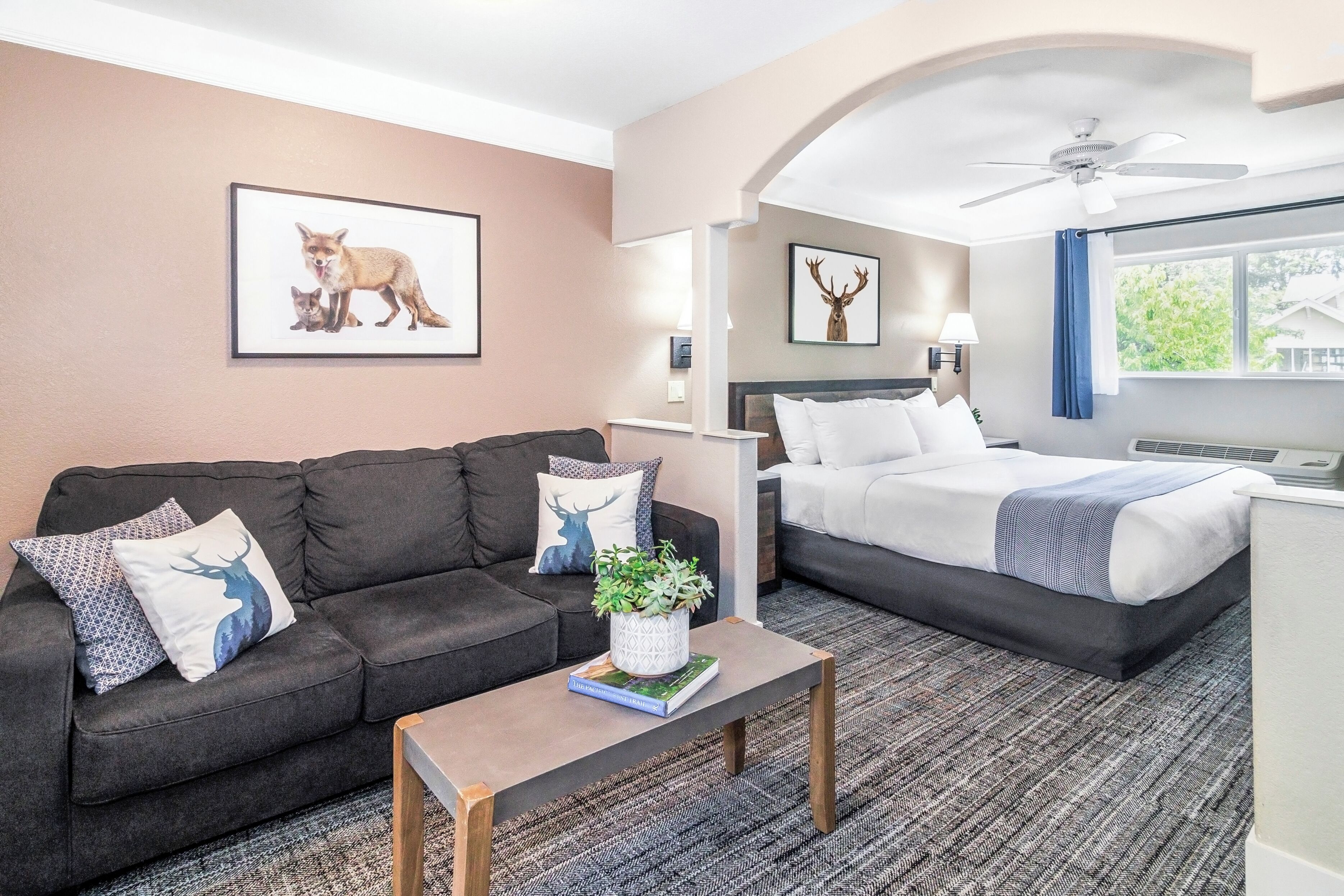 Deluxe-huone, 1 suuri parisänky | Ylelliset vuodevaatteet, työpöytä, ilmainen Wi-Fi, vuodevaatteet