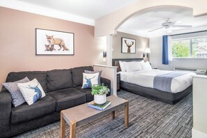 Deluxe Room, 1 King Bed | Premium bedding, desk, free WiFi, bed sheets - Inn at Mount Shasta (Mount Shasta)